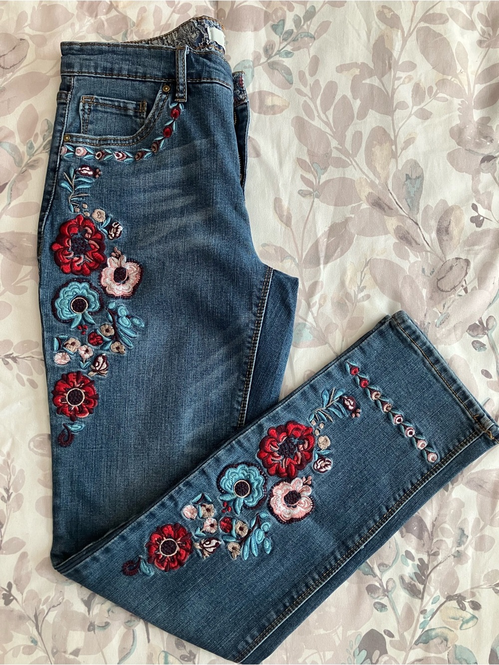 Vintage America Blues Straight-Leg Jeans with Red & Teal Floral Embroidery